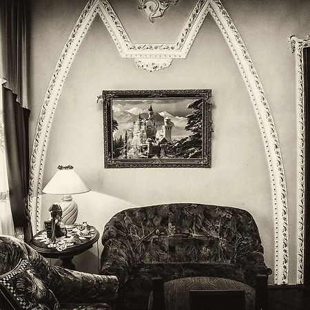 Vip-Apartments Angel Palas Chernivtsi Bagian luar foto