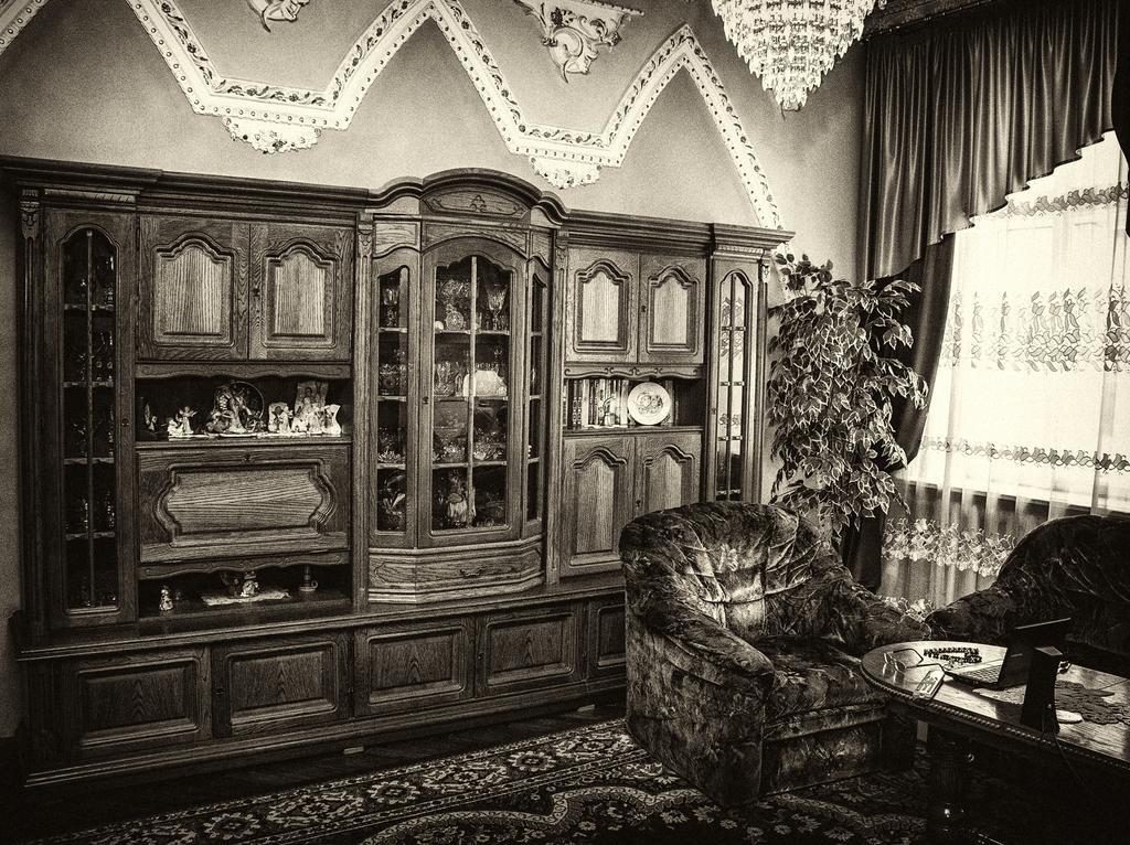 Vip-Apartments Angel Palas Chernivtsi Bagian luar foto