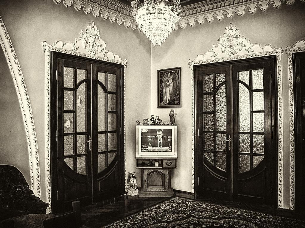 Vip-Apartments Angel Palas Chernivtsi Bagian luar foto