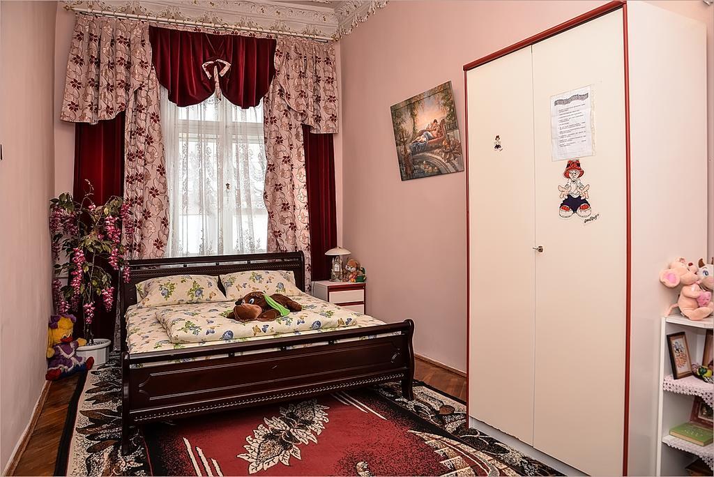 Vip-Apartments Angel Palas Chernivtsi Bagian luar foto