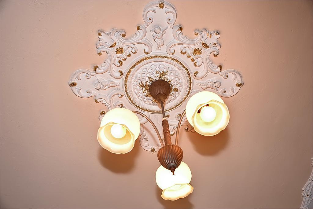 Vip-Apartments Angel Palas Chernivtsi Bagian luar foto