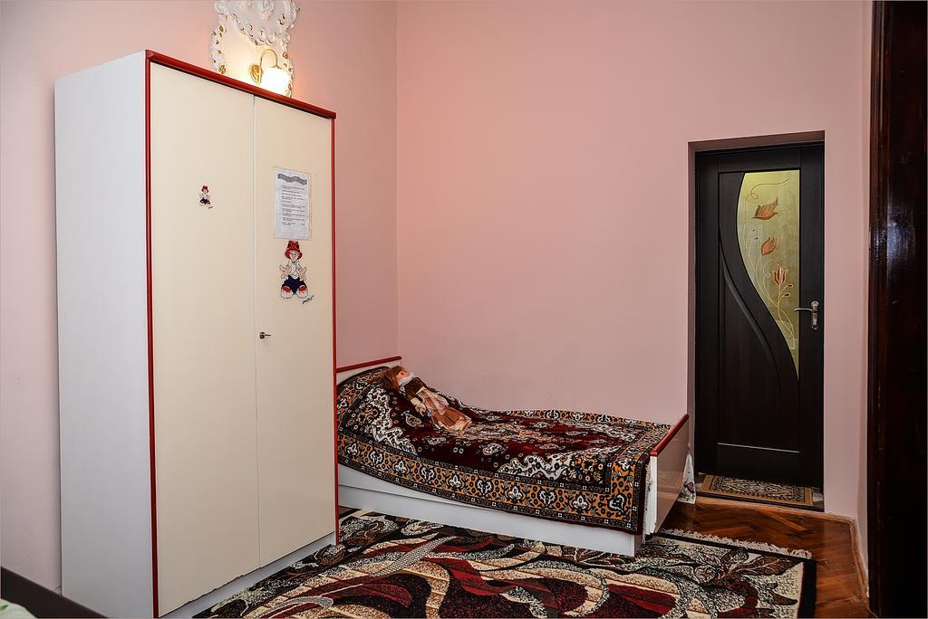 Vip-Apartments Angel Palas Chernivtsi Bagian luar foto