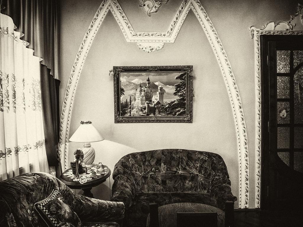 Vip-Apartments Angel Palas Chernivtsi Bagian luar foto