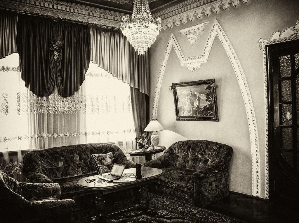 Vip-Apartments Angel Palas Chernivtsi Bagian luar foto