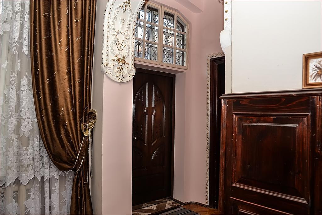 Vip-Apartments Angel Palas Chernivtsi Bagian luar foto