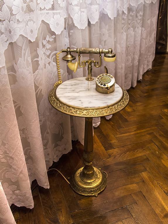 Vip-Apartments Angel Palas Chernivtsi Bagian luar foto