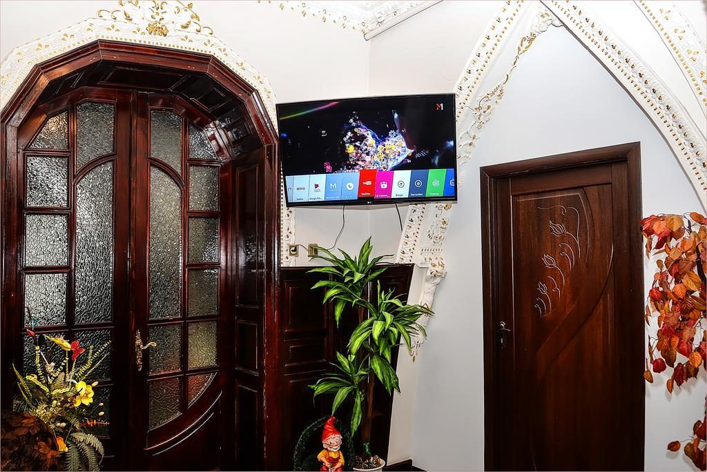 Vip-Apartments Angel Palas Chernivtsi Bagian luar foto
