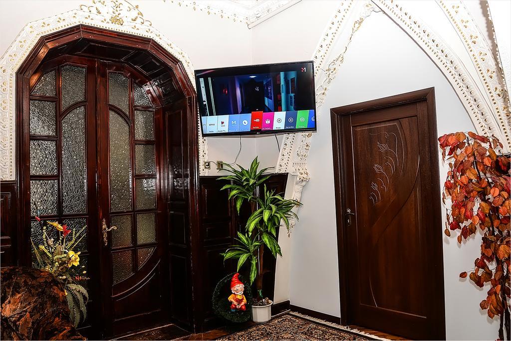 Vip-Apartments Angel Palas Chernivtsi Bagian luar foto