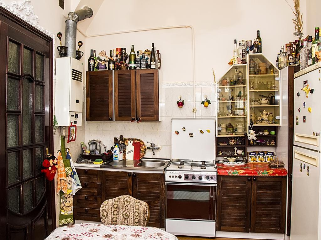 Vip-Apartments Angel Palas Chernivtsi Bagian luar foto